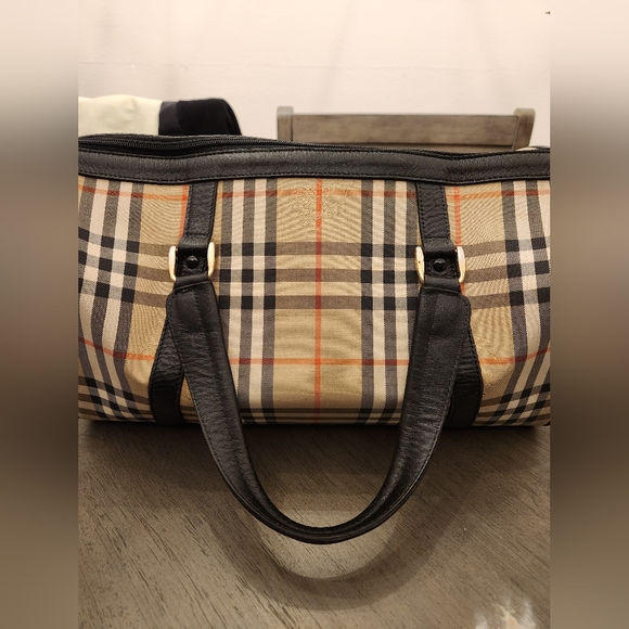 Authenthic Burberry Boston Bag - Picture 4 of 9